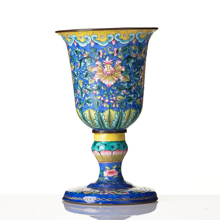 Bägare samt kopp med fat, emalj på koppar. Qingdynastin, 1700/1800-tal.