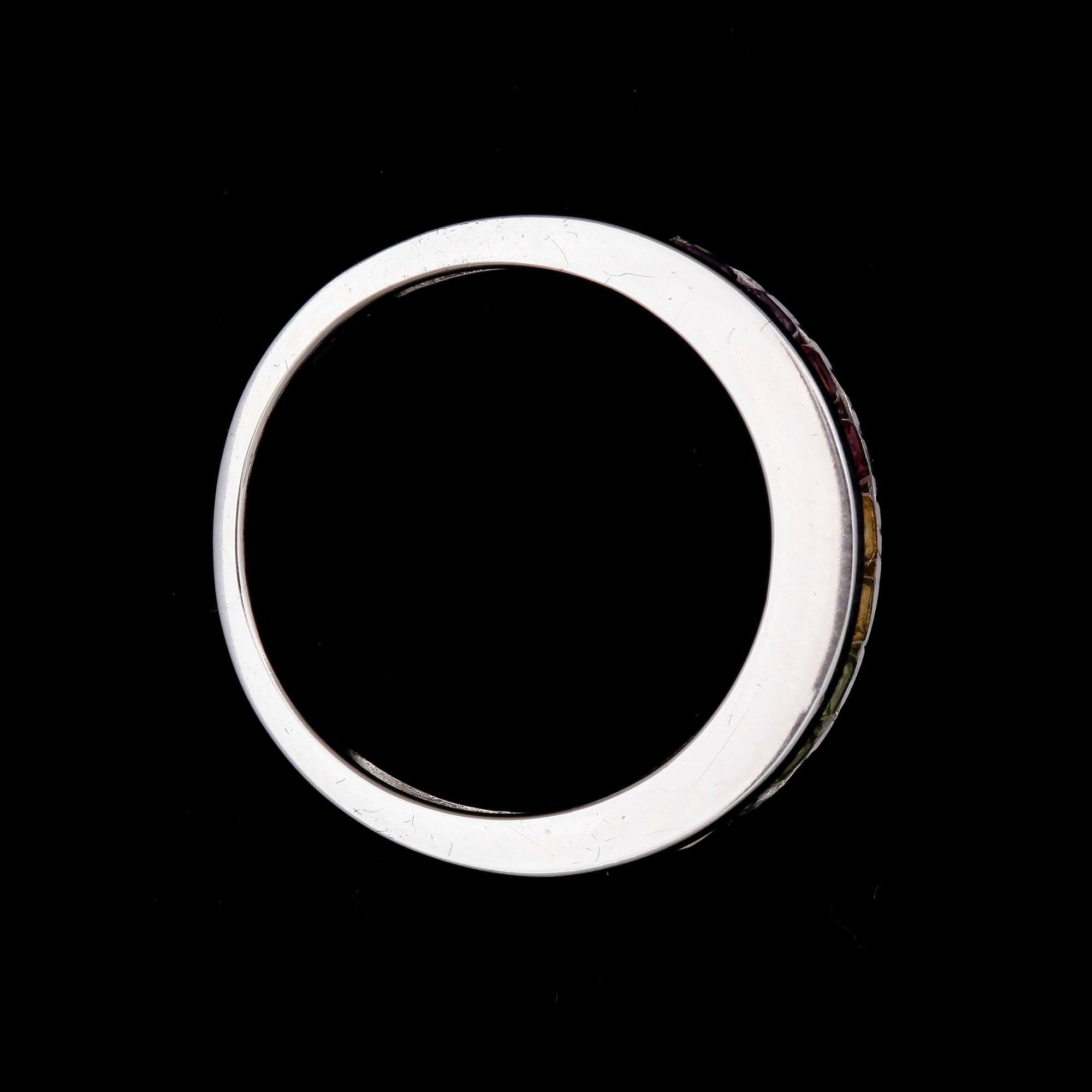RING, 14k vitguld flerfärgade radiantslipade ädelstenar. Vikt 3,5.