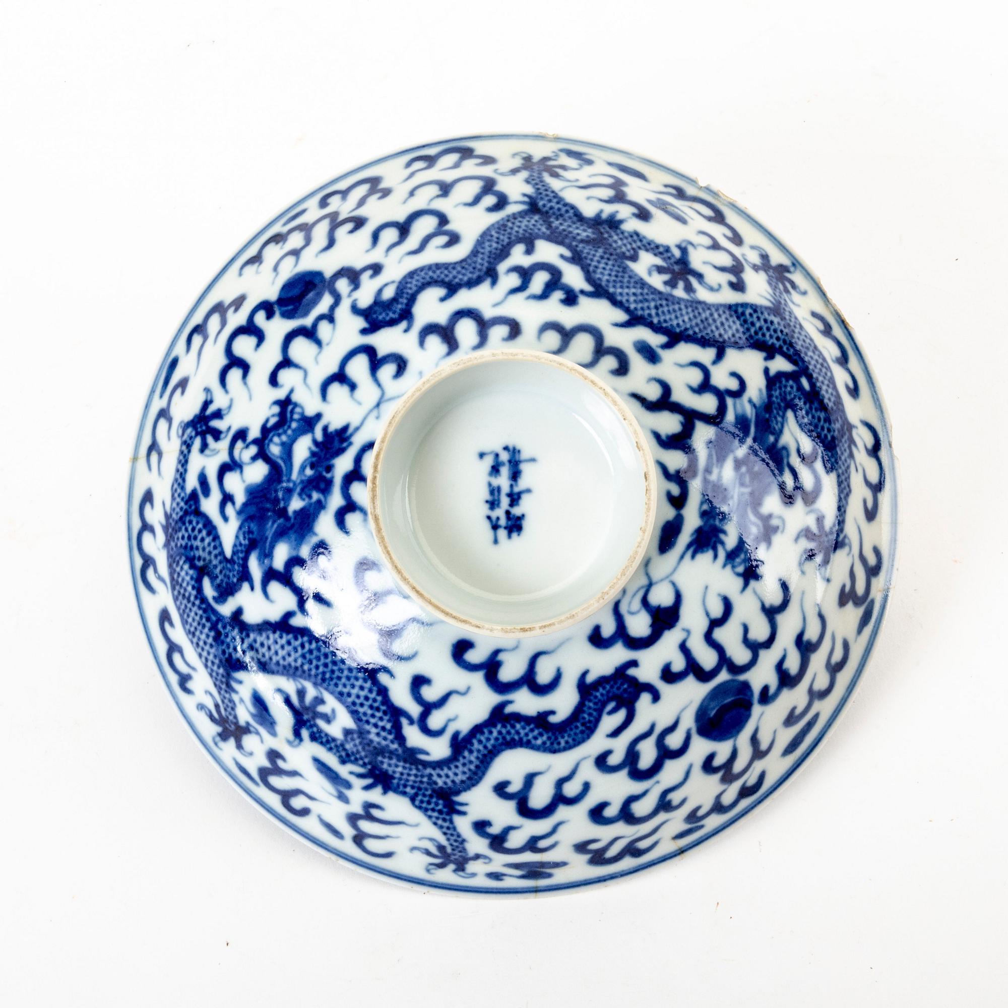 A Chinese 19th/20th century porcelain bowl.