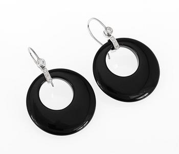 652. EARRINGS, onyx set with brilliant cut diamonds, tot. app. 0.35 cts.