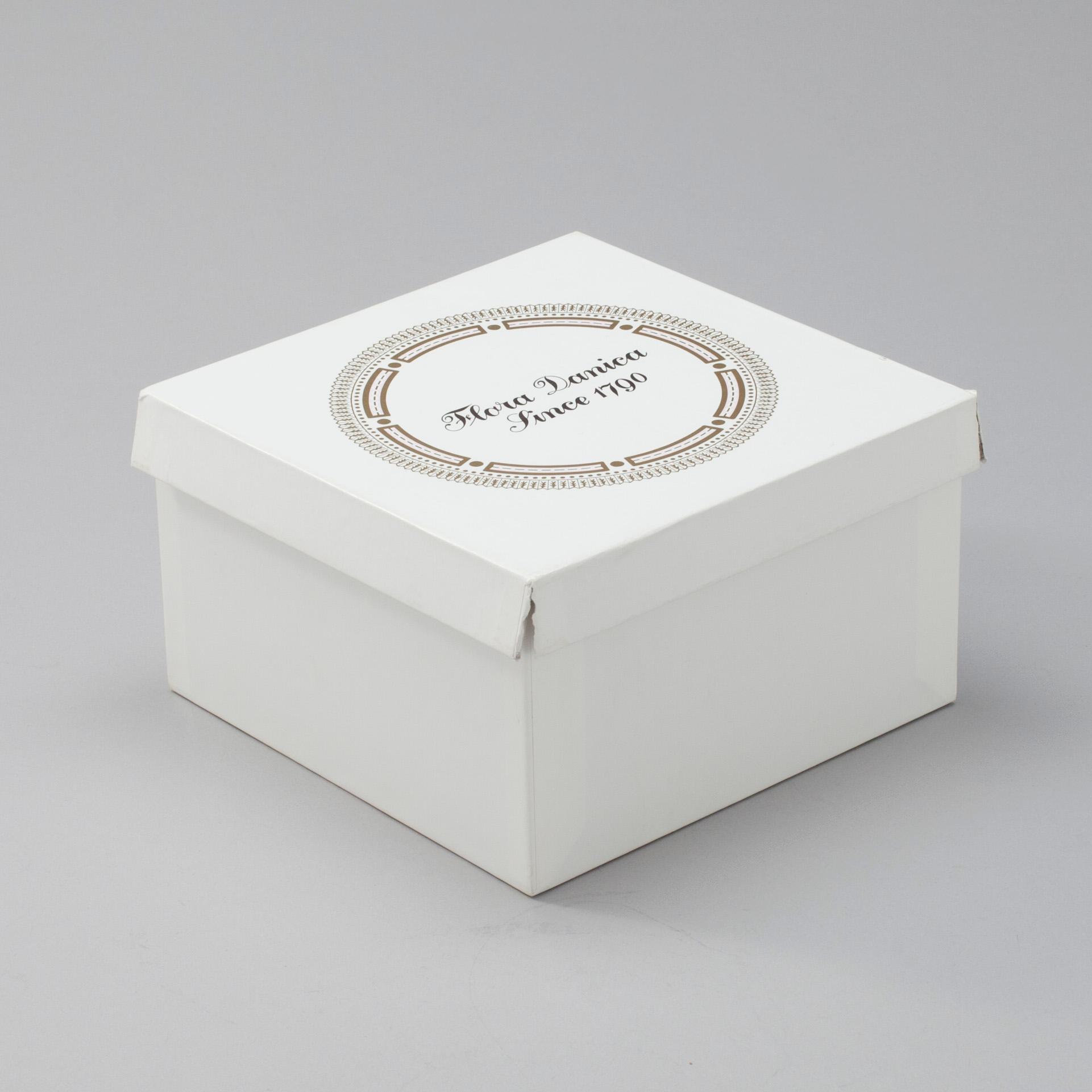 KOPP MED FAT, porslin, "Flora Danica", Royal Copenhagen, Danmark 1984-1991.