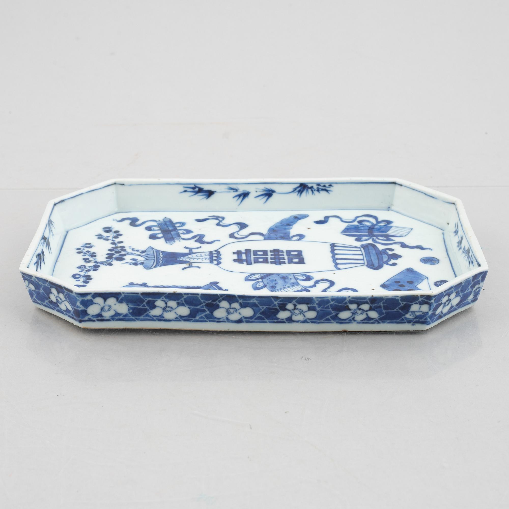 A Chinese blue and white porcelain tray, Qing dynasty, 19th century.