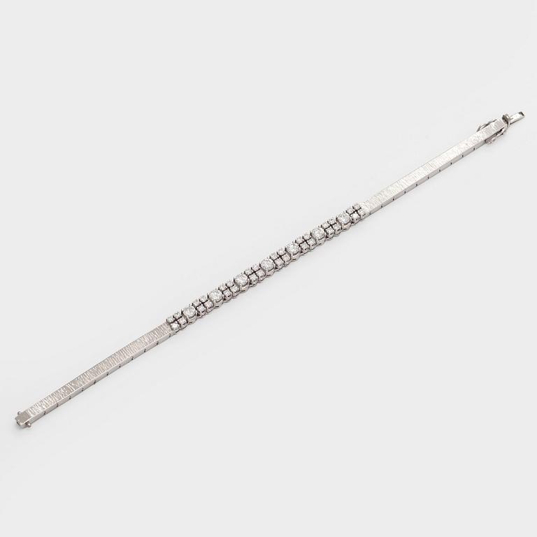 Armband, 14K vitguld med briljantslipade diamanter, Importstämplad A. Tillander 1975.