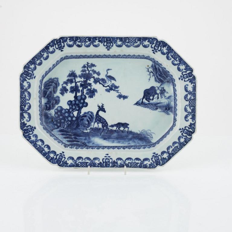 A Chinese blue and white porcelain charger, Qing Dynasty, Qianlong (1736-95).