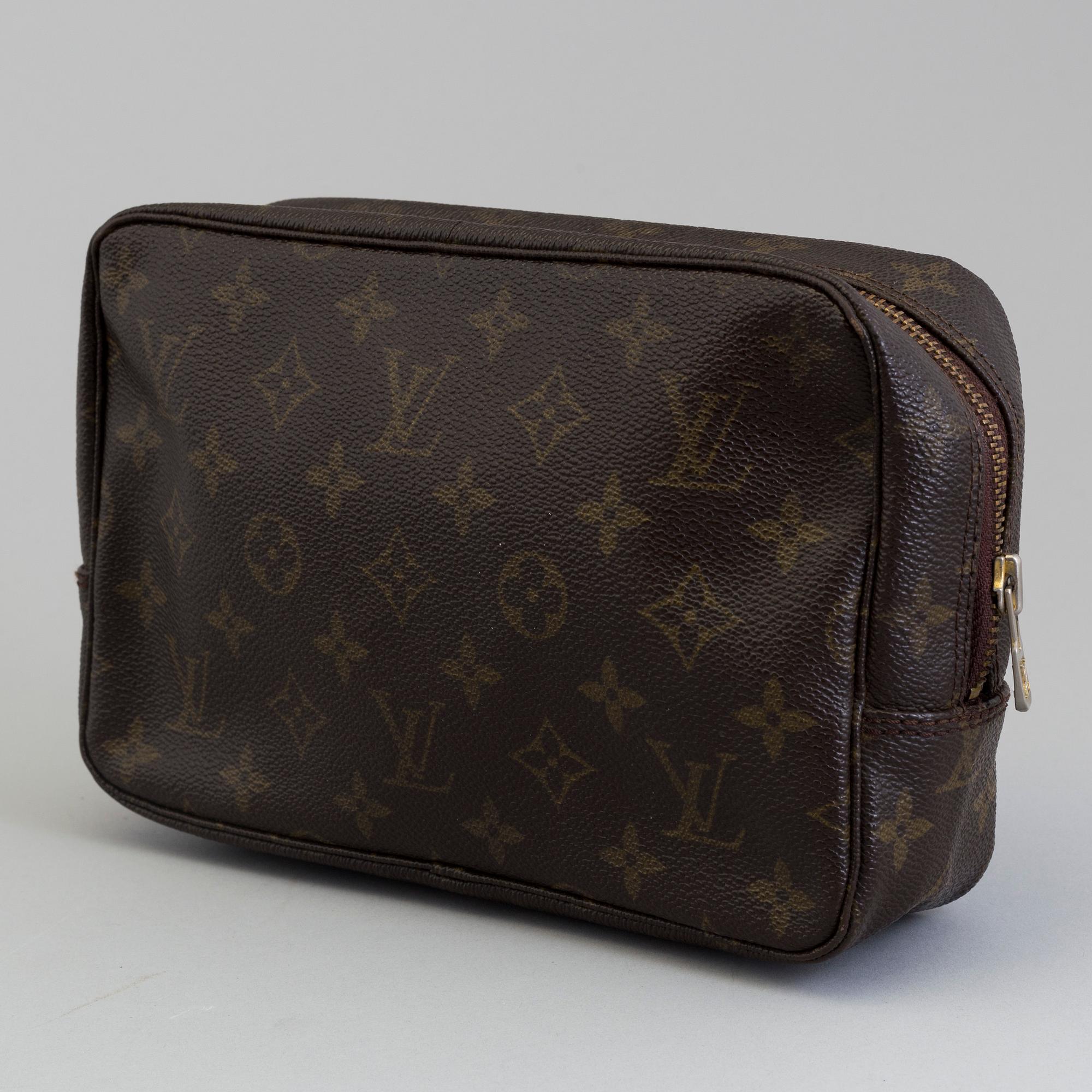 a LOUIS VUITTON "Trousse Toilette 23 toilet bag.