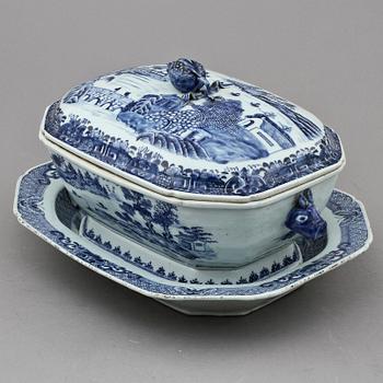 TERRIN MED LOCK OCH FAT, porslin, Kina, 1700-tal.