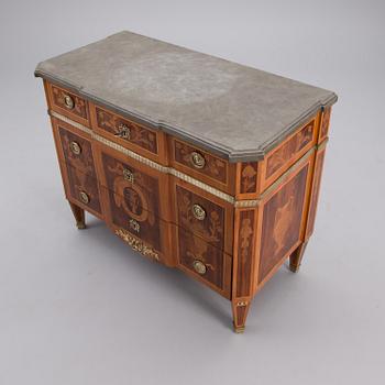 A SWEDISH CHEST OF DRAWERS, gustavian style, middle of the 19th century.