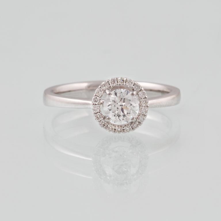 RING, 18K vitguld med briljantslipad diamant ca 0.52 ct. Vikt 3,1 gram.