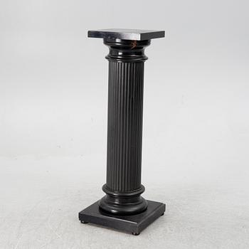A pedestal, early 20th century.