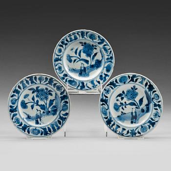 Three blue and white Transitional dishes, 17th Century.