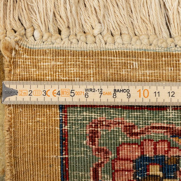 An antique Tabriz catper od 'Safavid Huntig design', Northwest Persia, c. 374 x 286 cm.