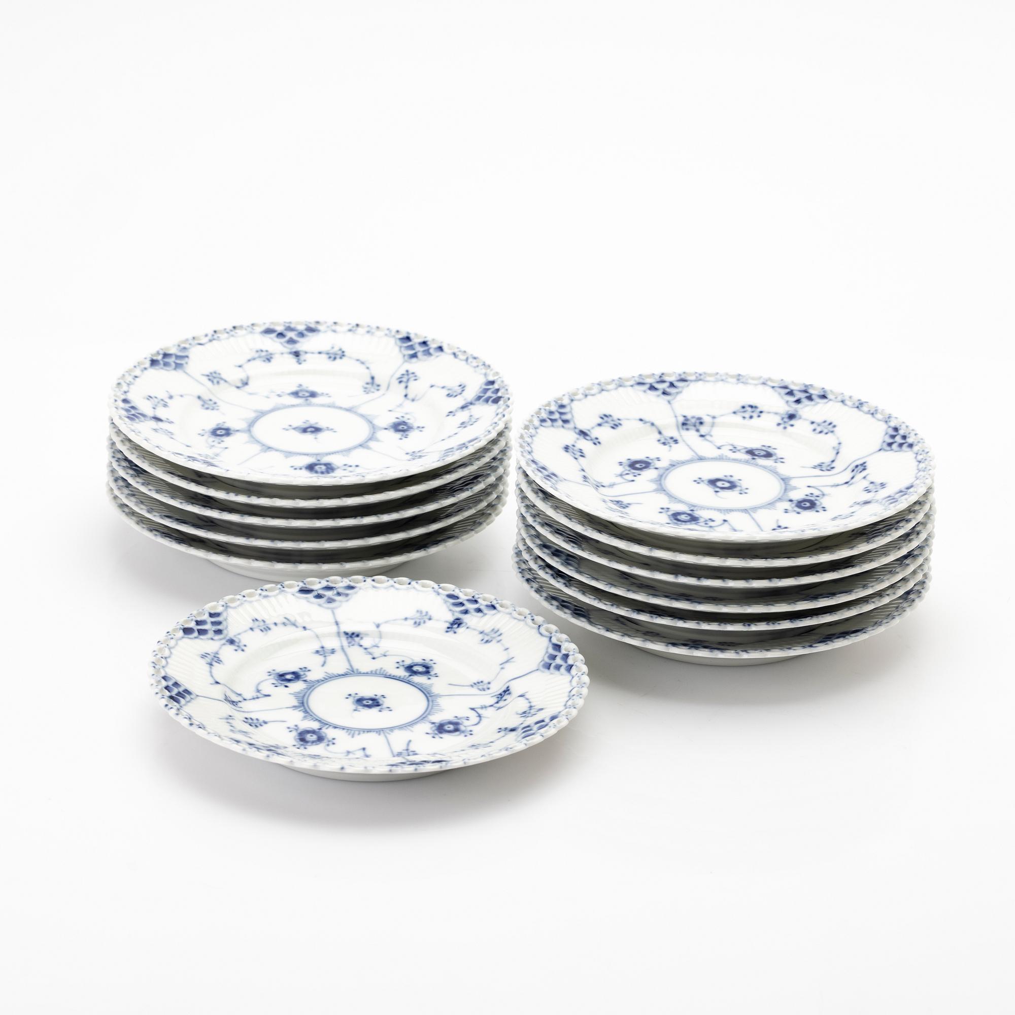 Royal Copenhagen, assietter, 12 st, porslin, "Musselmalet helblonde", Danmark.