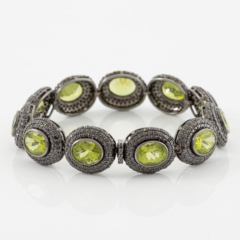 Armband 18K guld med peridot och briljantslipade svarta diamanter.