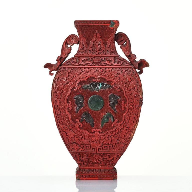 A red Chinese lacquer vase, Qing dynasty, 19th Century.