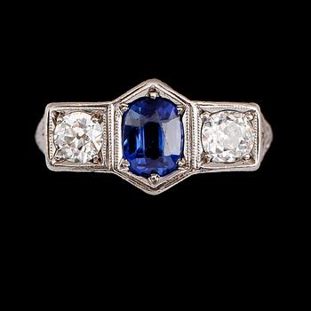 RING, 18 k vitguld, 2 diamanter tot 0.80 ct, safir 1.08 ct., 1900-talets första del.
