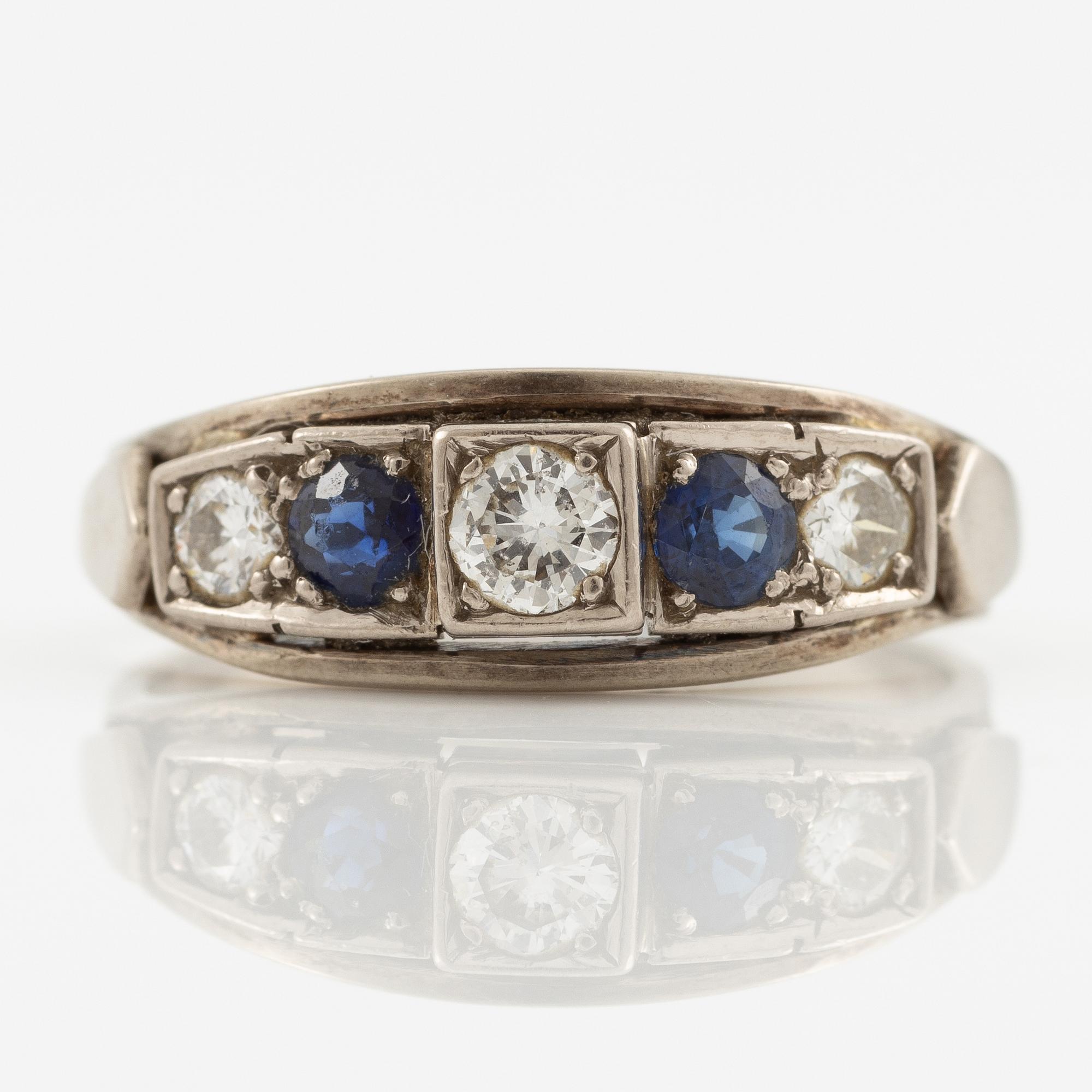 Ring 18K vitguld med safirer och briljantslipade diamanter.