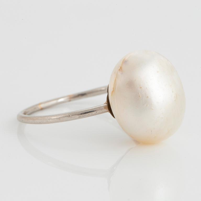 An 18K white gold ring set with a pearl, most likely natural.