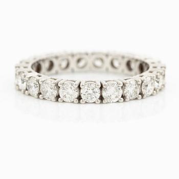 Full eternity ring in 18K white gold set with brilliant-cut diamonds.