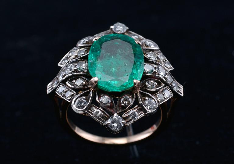 RING, smaragd ca 3.3 ct, briljantslipade diamanter ca 1.3 ct. 18K guld. Vikt 6,7 g.