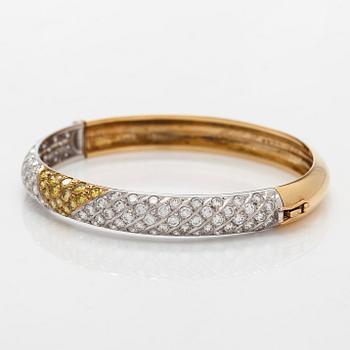 Tillander, armring, 18K guld med briljantslipade diamanter totalt ca 6.62 ct, Helsingfors 1986.