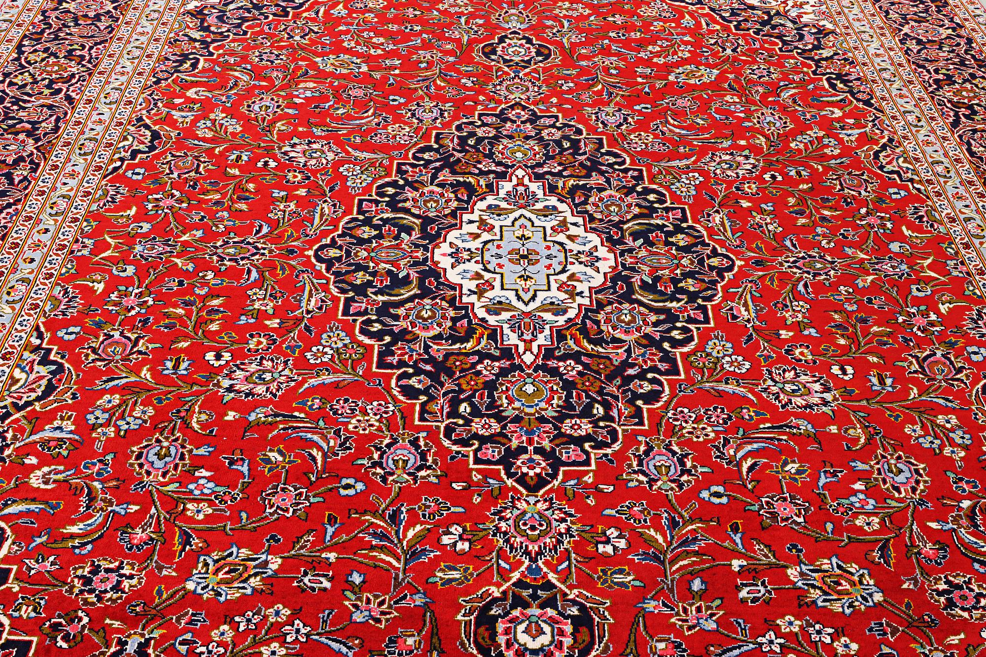 Matta, Keshan, ca. 395 x 276 cm.