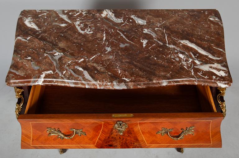 BYRÅ, rokokostil, 1900-talets andra hälft.