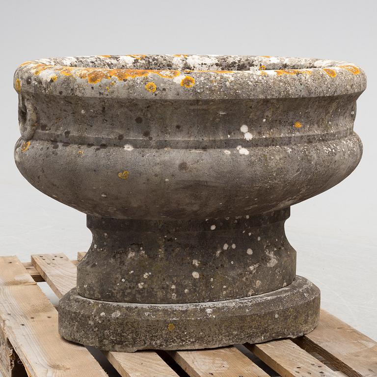 TRÄDGÅRSURNA, sten, troligen gustaviansk, 1700-talets senare del.