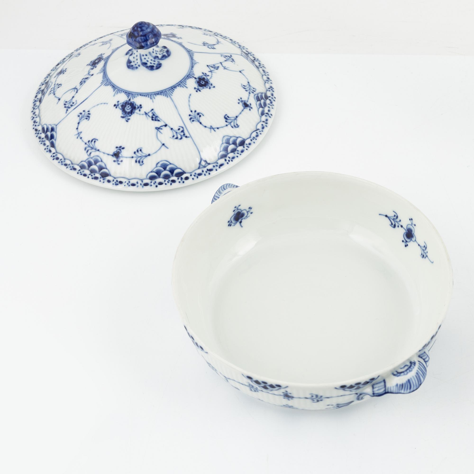 Servisdelar, 20 st, porslin, "Musselmalet", Royal Copenhagen och Bing & Gröndahl, Danmark.
