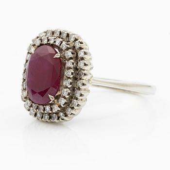 Ring 18K white gold with ruby and octagon-cut diamonds. Accompanied by report GCS.