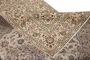 A Kashan carpet, a. 292 x 195 cm.