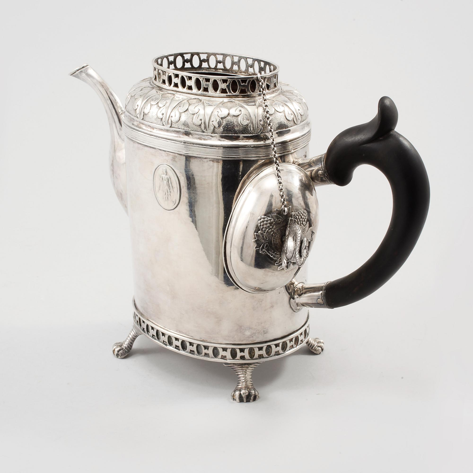 KAFFEKANNA, silver, Carl Lindström, Borås, empire, 1833, vikt 974 gram.