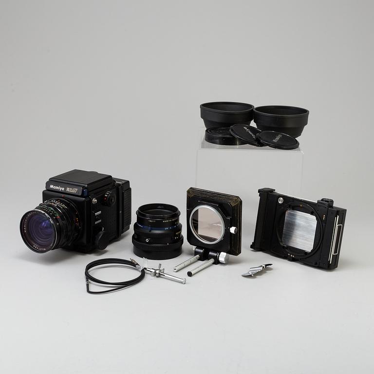 A black Mamiya RZ67 Pro Medium Format Camera Body with sekor z f = 110 mm 1:2.8 and sekor c f = 50 mm 1:4.5 lens.