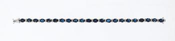 581. ARMBAND, 22 fasetterqade blå safirer samt 44 briljantslipade diamanter, tot. ca 0.85 ct.