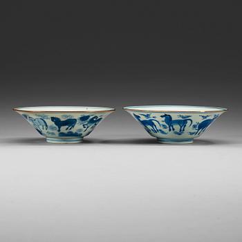A pair of blue and white Transitional bowls, 17th Century.