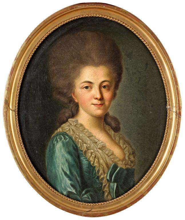 Porträtt av dam i blågrön klänning.