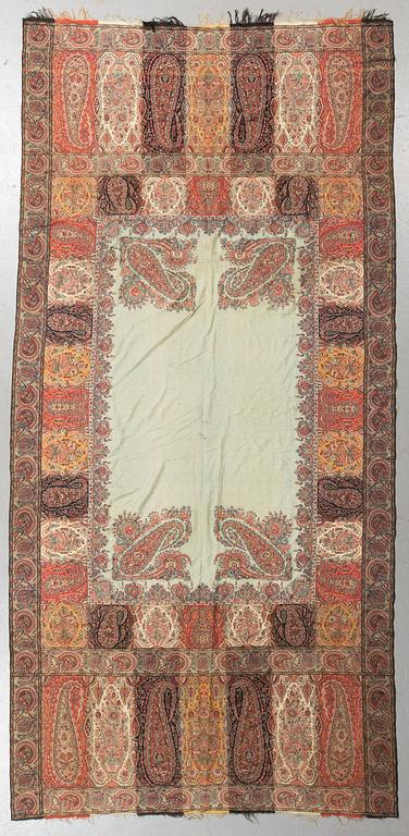 A shawl with paisley patterns, wool, ca 296 x 140,5 cm, 19th century.