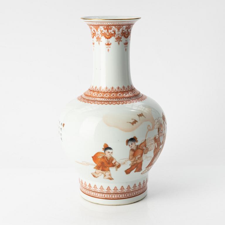 A porcelain vase, mid/second half of the 20th century.