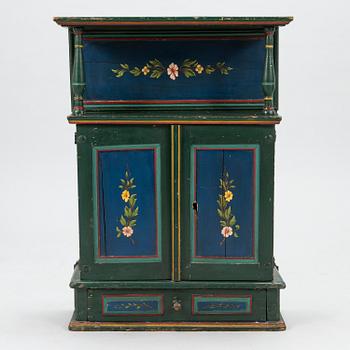 A wall-mounted cupboard from the 18th/19th century.