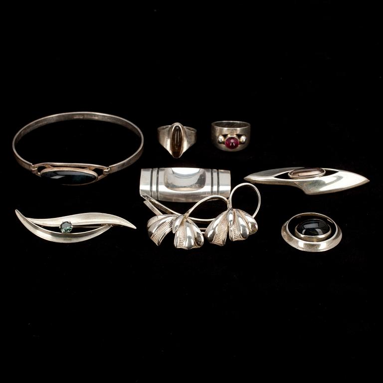 SMYCKEN, 8 st, silver, olika stenar samt olika stämplar. 1900-talets senare hälft.