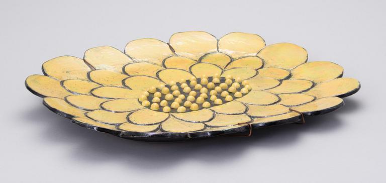 A CERAMIC DISH. Sunflower. Arabia, 1970s.