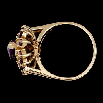 RING, 14 k guld, ametist och briljantslipade diamanter. Vikt ca 6 g.