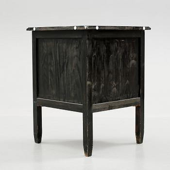 HÖRNSKÅP, kinesiserande stil,  1900-talets första hälft.