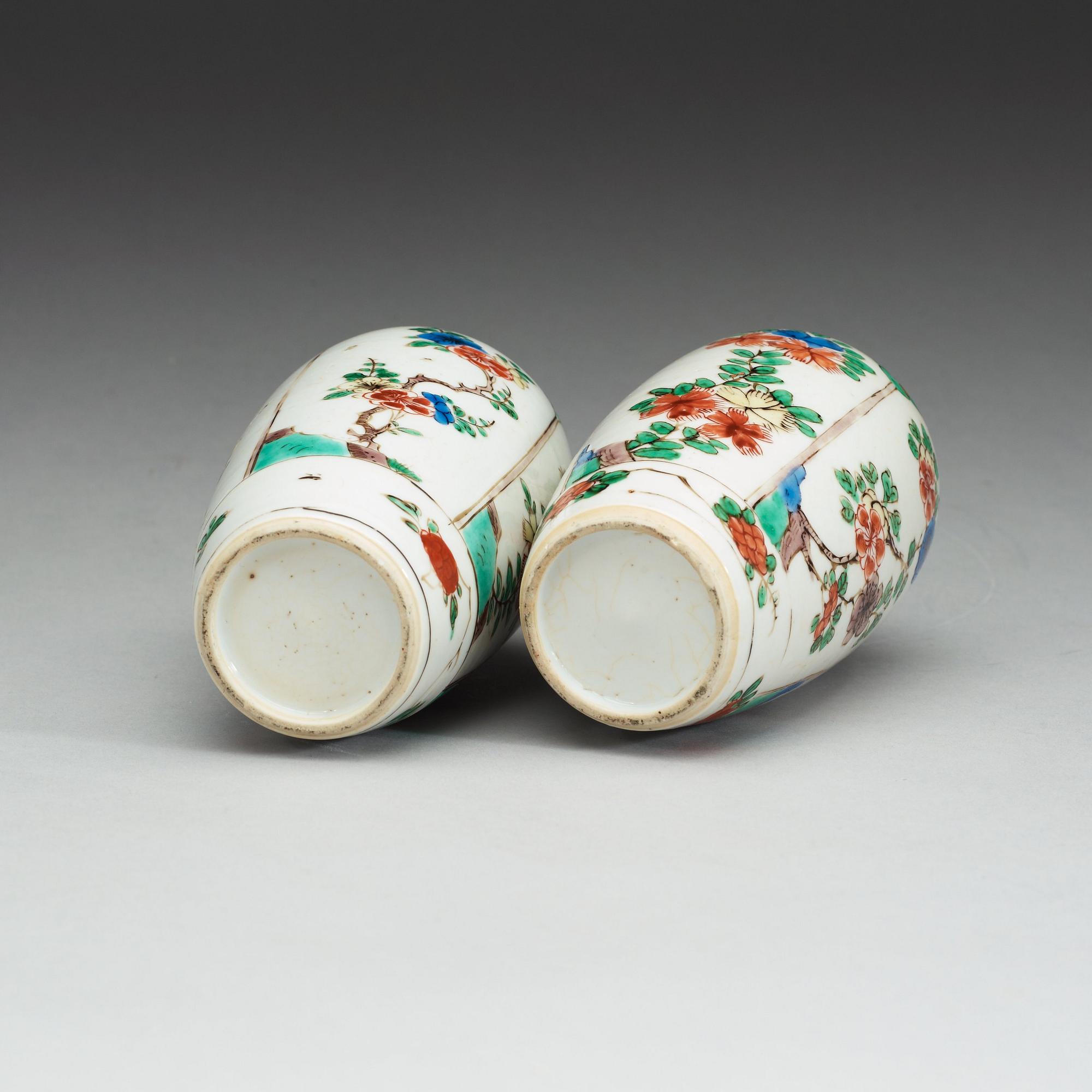 A pair of famille verte tea caddies, Qing dynasty, Kangxi (1662-1722).