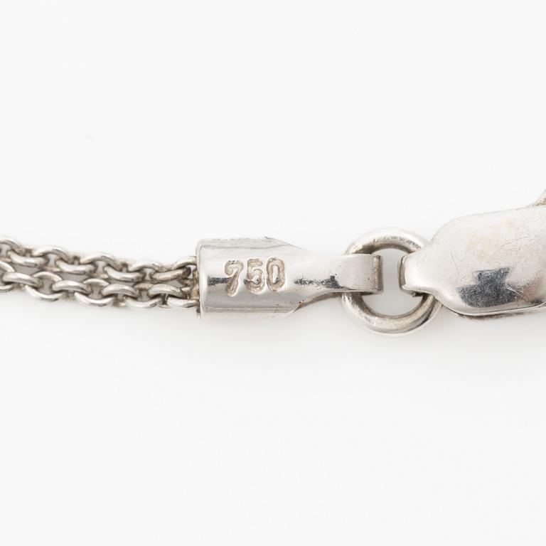 Cross pendant in white gold with princess-cut and brilliant-cut diamonds.