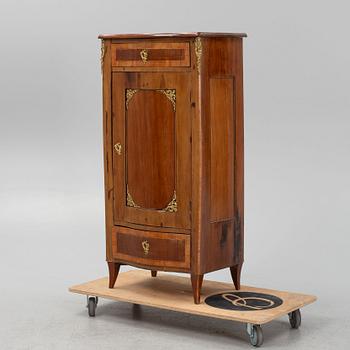 A mahogany veneered cabinet, end of the 19th Century.