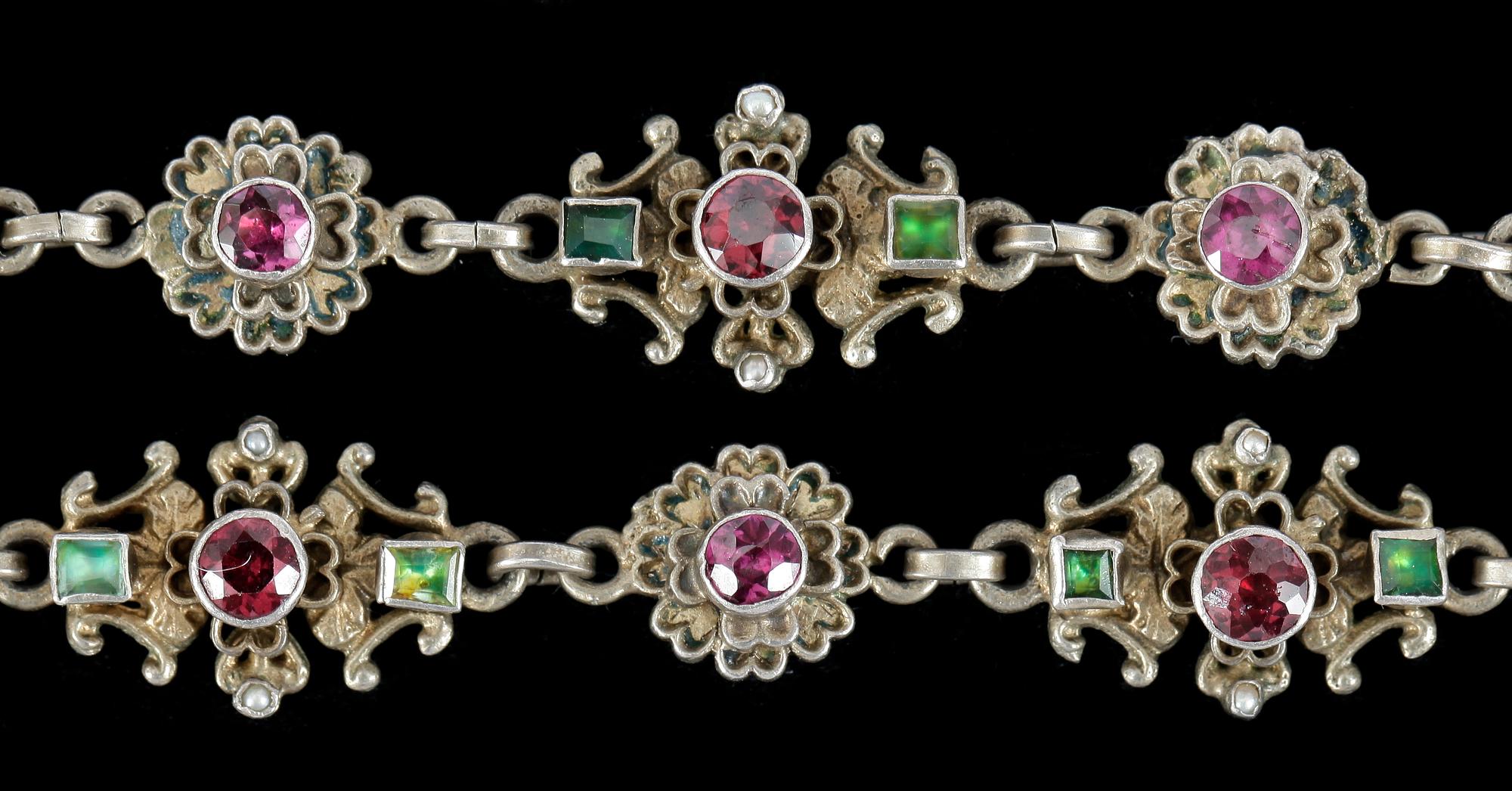 COLLIER, silver med färgade stenar, renässansstil, tidigt 1900-tal. Vikt 54g.