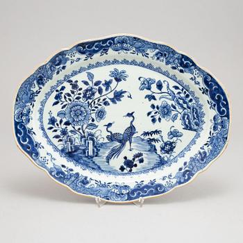 A blue and white serving dish, Qing dynasty, Qianlong (1736-95).