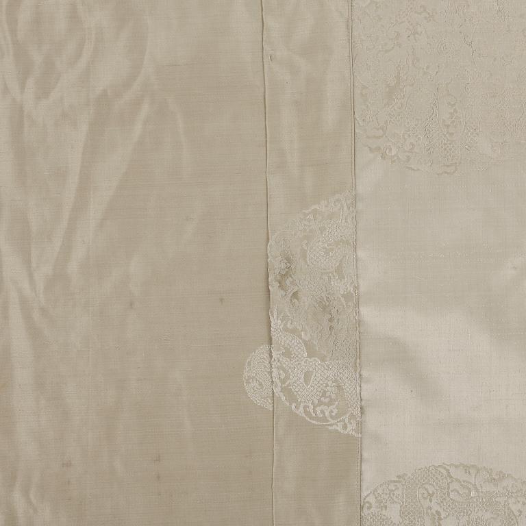 DRAPERIER, ett par, siden, Kina, tidigt 1900-tal.