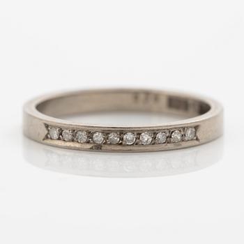 Ringar, 2 stycken, 18K vitguld med diamanter och smaragder.