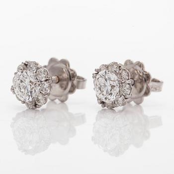 Korvakorut, 18K valkokultaa, ja briljanttihiottuja timantteja. Mukana GIA-raportti.